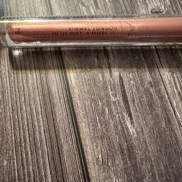 Edition by Rimmel Metallic Lip Alloy - Racy Rose - Picture 4 of 4